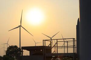 Moulin à vent ou vent turbine ferme contre Soleil monter ciel, éco vert énergie, renouvelable énergie photo