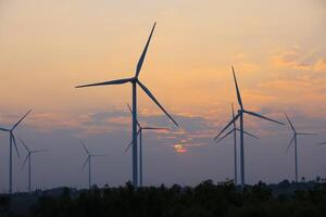 Moulin à vent ou vent turbine ferme contre Soleil monter ciel, éco vert énergie, renouvelable énergie photo