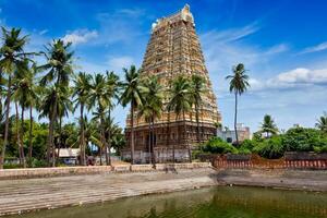 gopura la tour et temple réservoir de Seigneur Bhakthavatsaleswarar temp photo