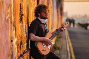 rue musicien en jouant électrique guitare dans le rue photo