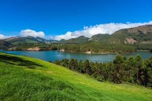 mattupatti Lac dans occidental ghats montagnes. Kerala, Inde photo