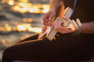 rue musicien en jouant électrique guitare mains proche en haut photo