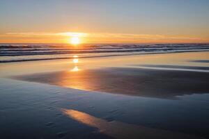 atlantique océan le coucher du soleil avec flambée vagues à fonte da telha plage, le Portugal photo