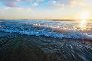 atlantique océan le coucher du soleil avec flambée vagues à fonte da telha plage, le Portugal photo