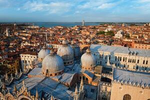 aérien vue de Venise avec st Des marques Basilique et du doge palais. Venise, Italie photo