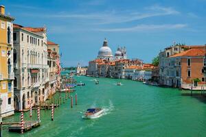 vue de Venise grandiose canal et Père Noël maria della saluer église sur le coucher du soleil photo