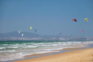 kitesurf kite surf kiteboarder kitesurfeur cerfs-volants sur le océan plage photo