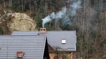 vue sur les maisons de village pittoresques et les chalets sur fond de montagnes. la ville de Yaremche parmi les Carpates dans l'après-midi d'automne. ukraine, yaremche - 20 novembre 2019 photo