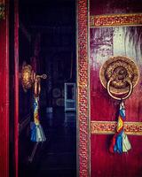 ouvert porte de cracher monastère. ladakh, Inde photo