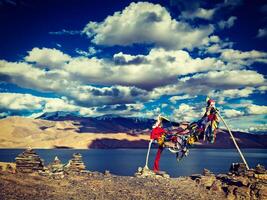 bouddhiste prière drapeaux poumon à himalayen Lac tso moriri photo