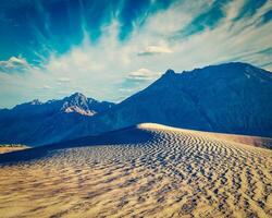 le sable dunes dans montagnes photo
