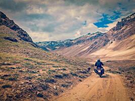 bicyclette sur Montagne route dans himalaya photo