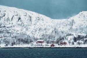 rouge rorbu Maisons dans Norvège dans hiver photo