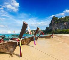 longue queue bateaux sur plage, Thaïlande photo