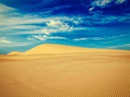 blanc le sable dunes sur lever du soleil, mui non, vietnam photo