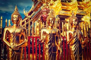 or Bouddha statues dans wat phra cette est ce que je suthep photo