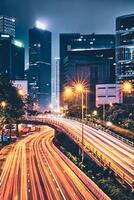 rue circulation dans Hong kong à nuit photo