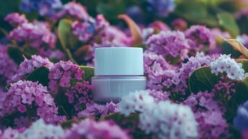 une crème bouteille sur une fleur lit plein de plus sombre et lumière violet fleurs. photo