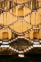 escaliers de panna meena ka kund stepwell dans jaipur, rajasthan, Inde photo