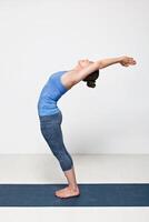 sportif en forme femme les pratiques yoga asana anuvittasana photo