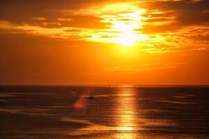 mer le coucher du soleil avec bateaux photo