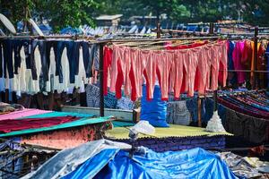 dhobi ghat est un ouvert air laverie lavoir dans Bombay, Inde avec blanchisserie séchage sur Cordes photo