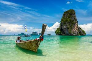 Bateau à longue queue sur la plage, Thaïlande photo