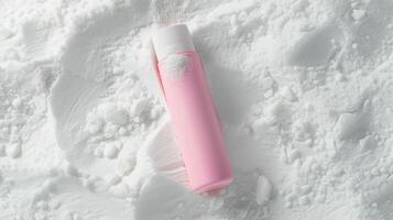 une rose soin de la peau tube mensonge dans blanc sable. photo