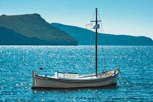 traditionnel grec pêche bateau dans le égéen mer, Grèce. photo