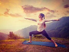 femme Faire ashtanga vinyasa yoga asana virabhadrasana 2 guerrier photo