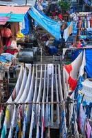 dhobi ghat est un ouvert air laverie lavoir dans Bombay, Inde avec blanchisserie séchage sur Cordes photo