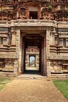 porte dans gopuram. ruines dans Hampi, Karnataka, Inde photo