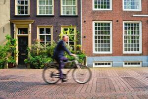 vélo cavalier cycliste homme sur vélo très populaire veux dire de transport dans Pays-Bas dans rue de delft, Pays-Bas photo