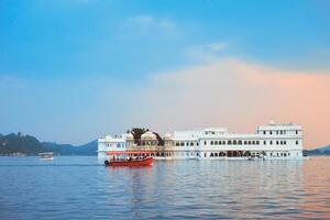 Lac palais palais sur Lac pichola dans crépuscule, udaïpur, rajasthan, Inde photo