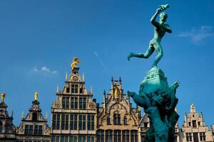 Anvers grote markt vieux Maisons et monumental Fontaine sculpture, Belgique. Flandre photo