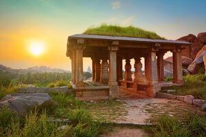 ancien ruines dans hampi sur le coucher du soleil. Inde photo