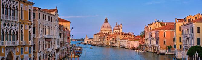 panorama de Venise grandiose canal et Père Noël maria della saluer église sur le coucher du soleil photo