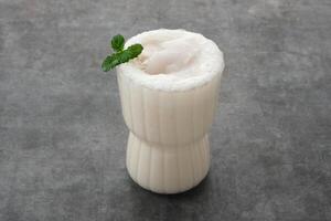 noix de coco Lait smoothies avec menthe feuille photo