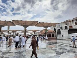 Médine, saoudien Saoudite, 29 Mars 2024 - magnifique jour Extérieur vue de du prophète mosquée madinah dans foncé des nuages et pluie. photo