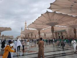 Médine, saoudien Saoudite, 29 Mars 2024 - magnifique jour Extérieur vue de du prophète mosquée madinah dans foncé des nuages et pluie. photo