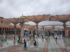 Médine, saoudien Saoudite, 29 Mars 2024 - magnifique jour Extérieur vue de du prophète mosquée madinah dans foncé des nuages et pluie. photo