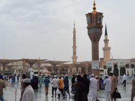 Médine, saoudien Saoudite, 29 Mars 2024 - magnifique jour Extérieur vue de du prophète mosquée madinah dans foncé des nuages et pluie. photo