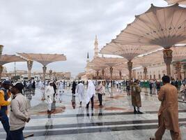 Médine, saoudien Saoudite, 29 Mars 2024 - magnifique jour Extérieur vue de du prophète mosquée madinah dans foncé des nuages et pluie. photo