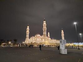 Médine, saoudien Saoudite, 12 avril 2024 - magnifique la nuit Extérieur vue de quba mosquée madinah dans foncé des nuages et pluie. photo