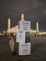 Médine, saoudien Saoudite, 12 avril 2024 - magnifique la nuit Extérieur vue de quba mosquée madinah dans foncé des nuages et pluie. photo