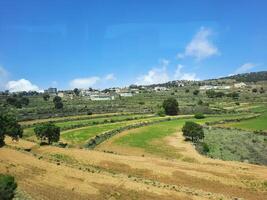 Stupéfiant Naturel beauté de abha dans saoudien Saoudite dans le été saison. haute montagnes, verdure, faible des nuages et brouillard sont le beauté de abha. photo