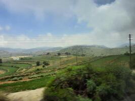 Stupéfiant Naturel beauté de abha dans saoudien Saoudite dans le été saison. haute montagnes, verdure, faible des nuages et brouillard sont le beauté de abha. photo