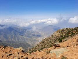 Stupéfiant Naturel beauté de abha dans saoudien Saoudite dans le été saison. haute montagnes, verdure, faible des nuages et brouillard sont le beauté de abha. photo