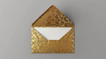 un enveloppe avec or déjouer sur il, avec le Haut ouvert mis contre une gris Contexte. photo