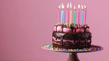 une anniversaire Chocolat couche gâteau avec bougies et rose Contexte. photo